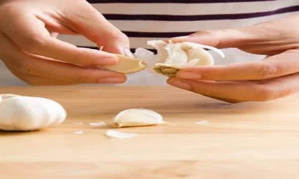 peeling garlic