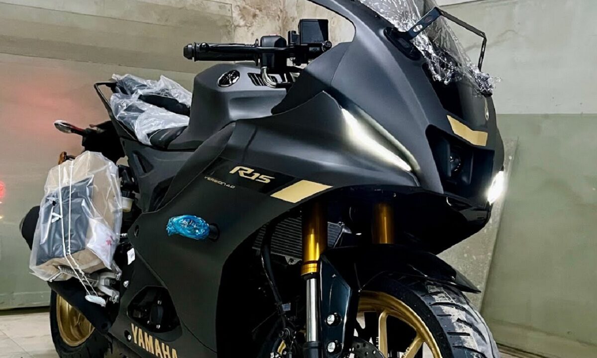 Yamaha R15 Dark Knight