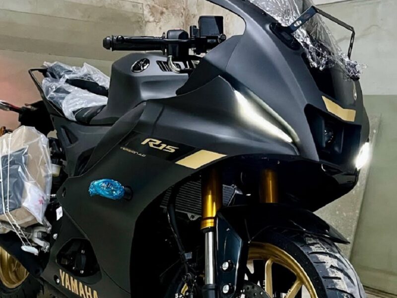 Yamaha R15 Dark Knight