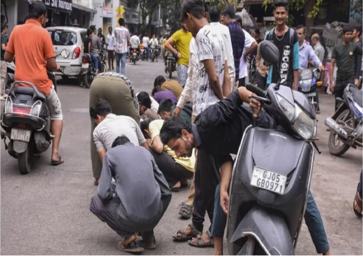 Viral Video Of People Searching Diamond On street