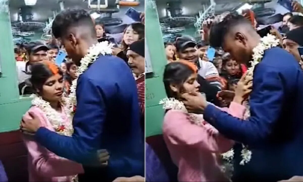 Couple got married in a moving train